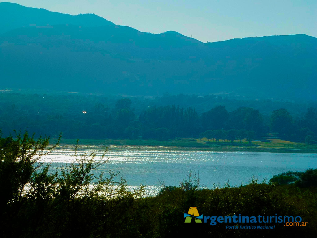 Playas y Balnearios de Villa Parque Siquiman - Imagen: Argentinaturismo.com.ar